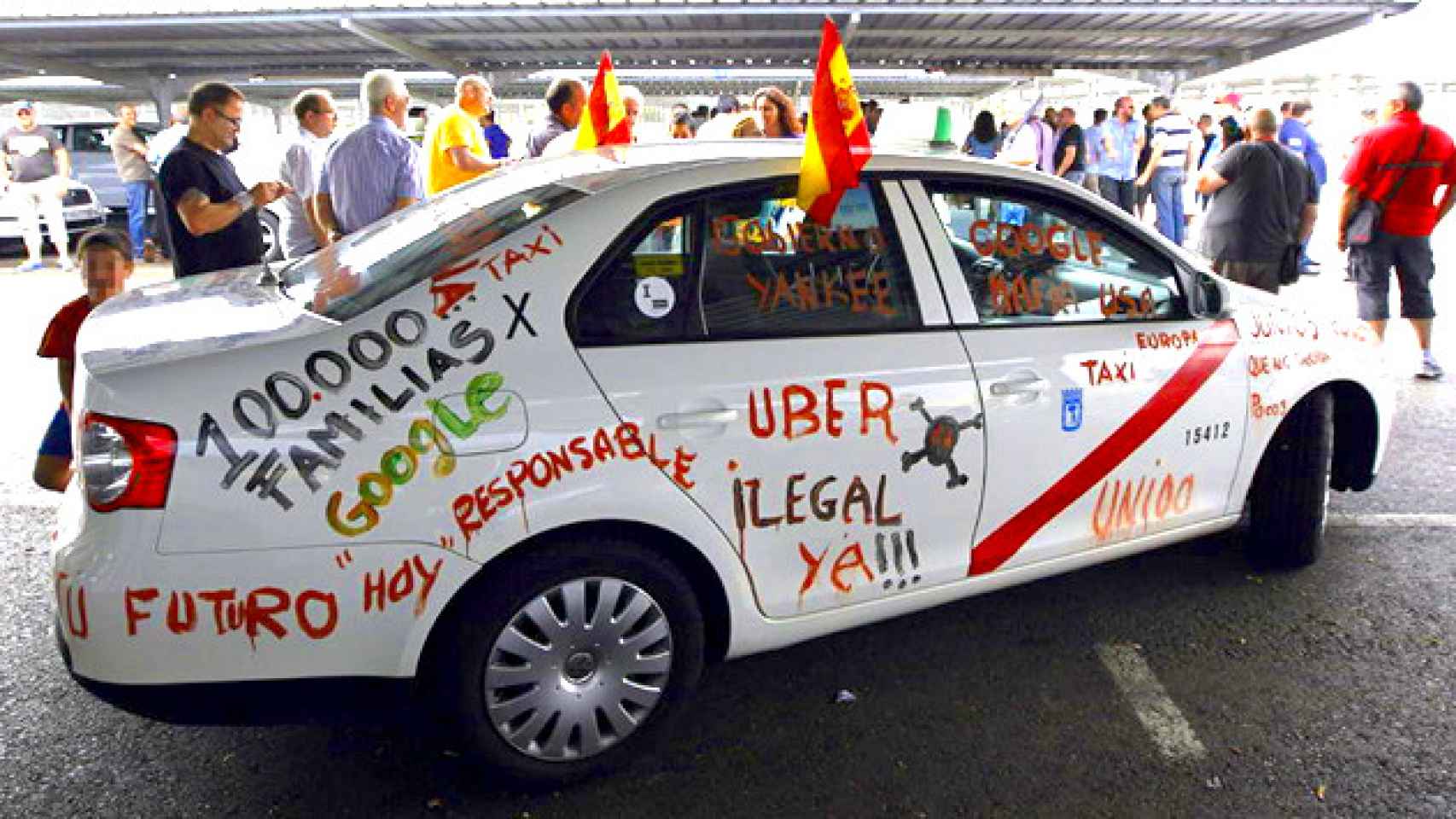 Uno de los taxis durante la huelga de taxistas en Madrid por la aplicación del sistema Uber / EFE