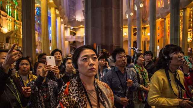 Turistas orientales en el interior templo de la Sagrada Familia