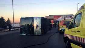 El autobús volcado en Fuenlabrada / EUROPA PRESS