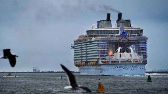 El Harmony of the Seas, el mayor crucero del mundo, que atracará en Barcelona / EFE