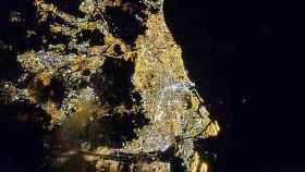 Barcelona, fotografiada desde la Estación Espacial Internacional por el astronauta Scott Kelly