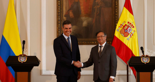 El presidente de Colombia Gustavo Petro (d) le da la mano al presidente de gobierno de España Pedro Sánchez (i) luego de dar declaraciones a la prensa, hoy en Bogotá (Colombia) - EFE/Mauricio Dueñas Castañeda