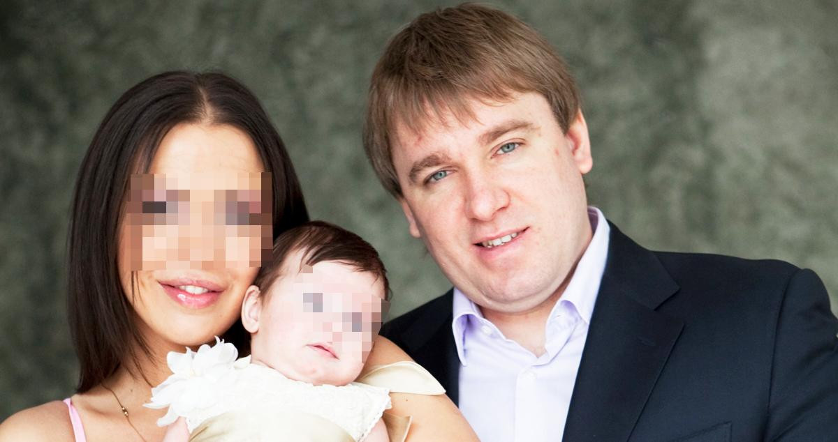 Grigory Kazansky (d), reclamado por Interpol, con A. (c), su hija, a quien habría secuestrado / CG