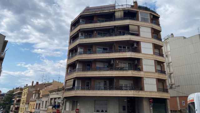 Edificio de Manresa en el que los Mossos d'Esquadra han detenido al presunto autor de la muerte violenta de su novia embarazada / SARA CID- CG