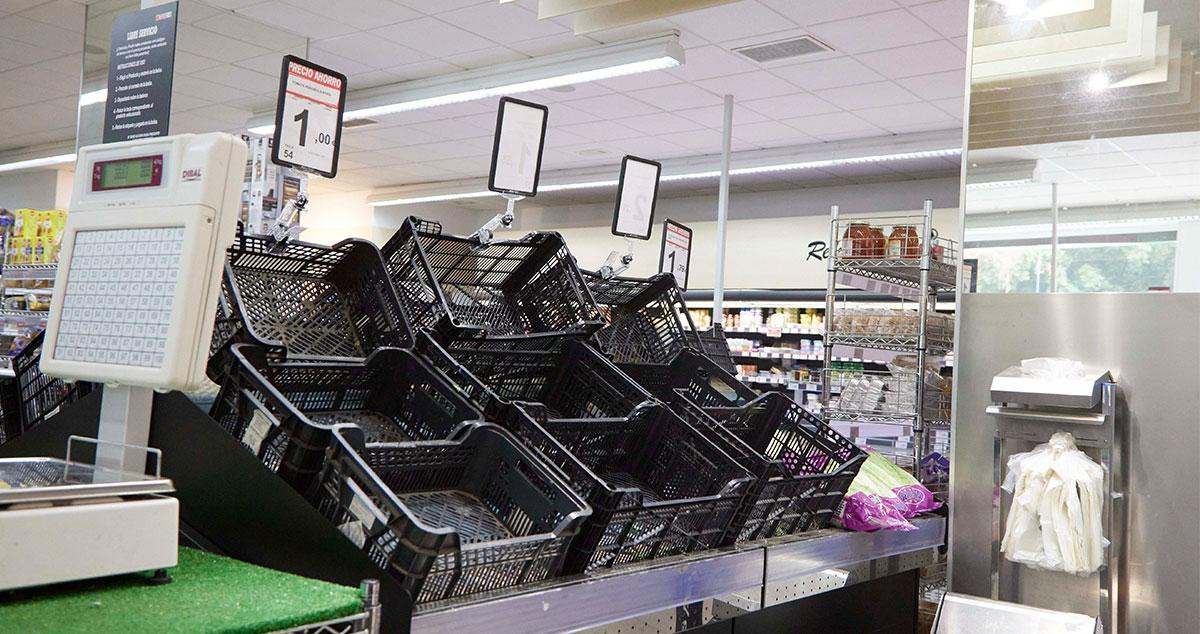 Cajas de fruta y verduras vacías en un supermercado por el desabastecimiento de algunos productos en la cadena de suministro / JOAQUÍN CORCHERO - EP