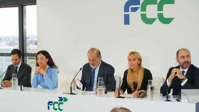Directivos de FCC, con Carlos Slim en el centro, en una imagen de archivo / EUROPA PRESS