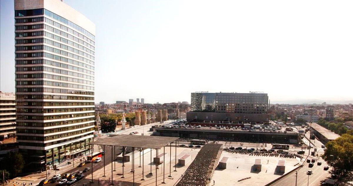 Vista aérea del Hotel Nobu Barcelona, con la Estación de Barcelona-Sants al fondo / CG