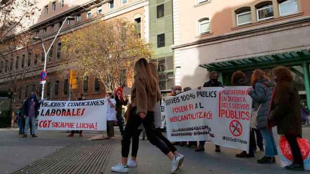 La protesta de Marea Blanca, CGT y Tancada Clínic ante el hospital en Barcelona hoy lunes / CG