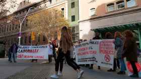 La protesta de Marea Blanca, CGT y Tancada Clínic ante el hospital en Barcelona hoy lunes / CG