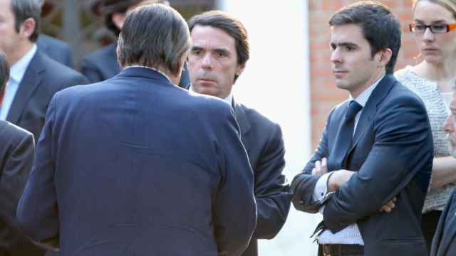 El expresidente del Gobierno José María Aznar y su hijo mayor, José María Aznar Botella, en una imagen de archivo / EFE