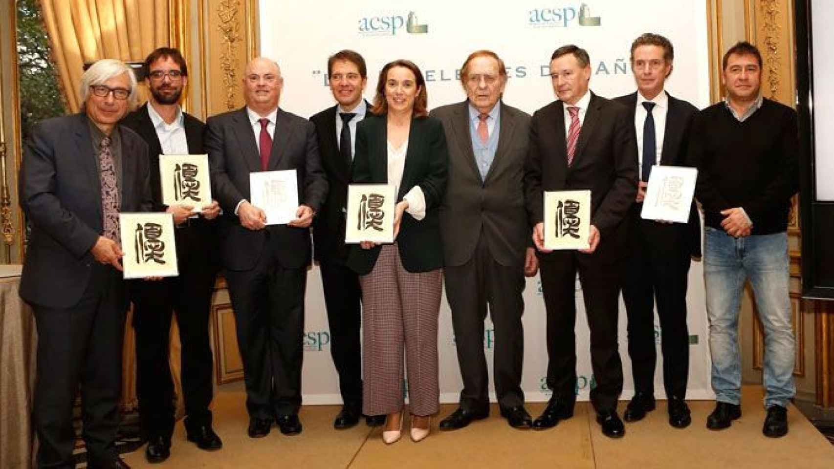 Todos los premiados por la AESP con Àngel Simón, presidente de Aguas de Barcelona (2d), que recoge el galardón por el fondo de solidaridad del Área Metropolitana de Barcelona / CG