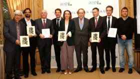 Todos los premiados por la AESP con Àngel Simón, presidente de Aguas de Barcelona (2d), que recoge el galardón por el fondo de solidaridad del Área Metropolitana de Barcelona / CG