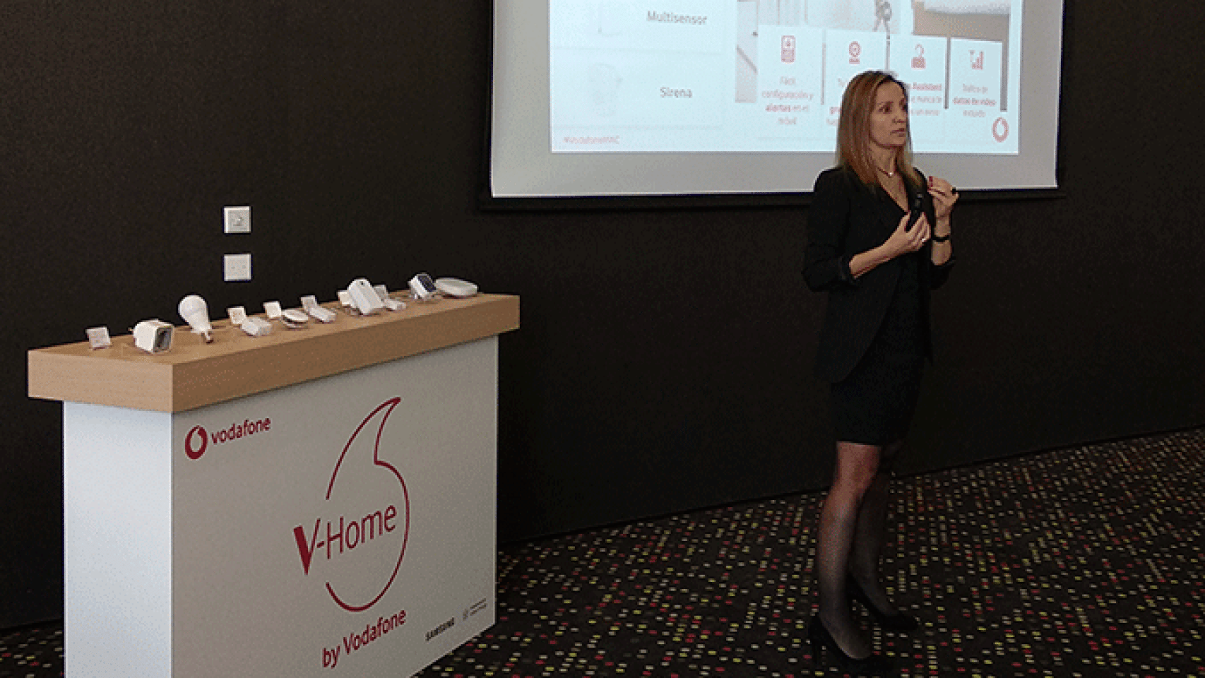 La directora de Productos e Innovación de Vodafone, Blanca Echániz, en la presentación de su plataforma con Samsung para el hogar inteligente / CG