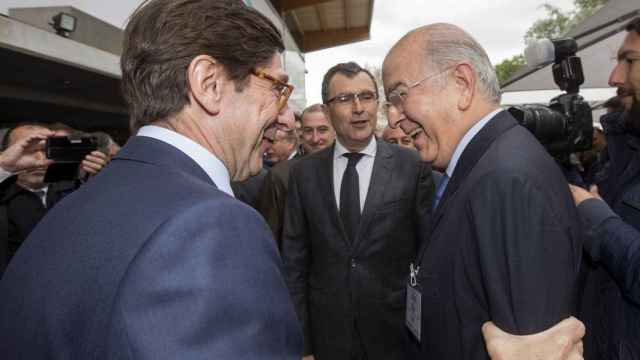 José Ignacio Goirigolzarri, presidente de Bankia, saluda afectuosamente a Carlos Egea, presidente de BMN / EFE
