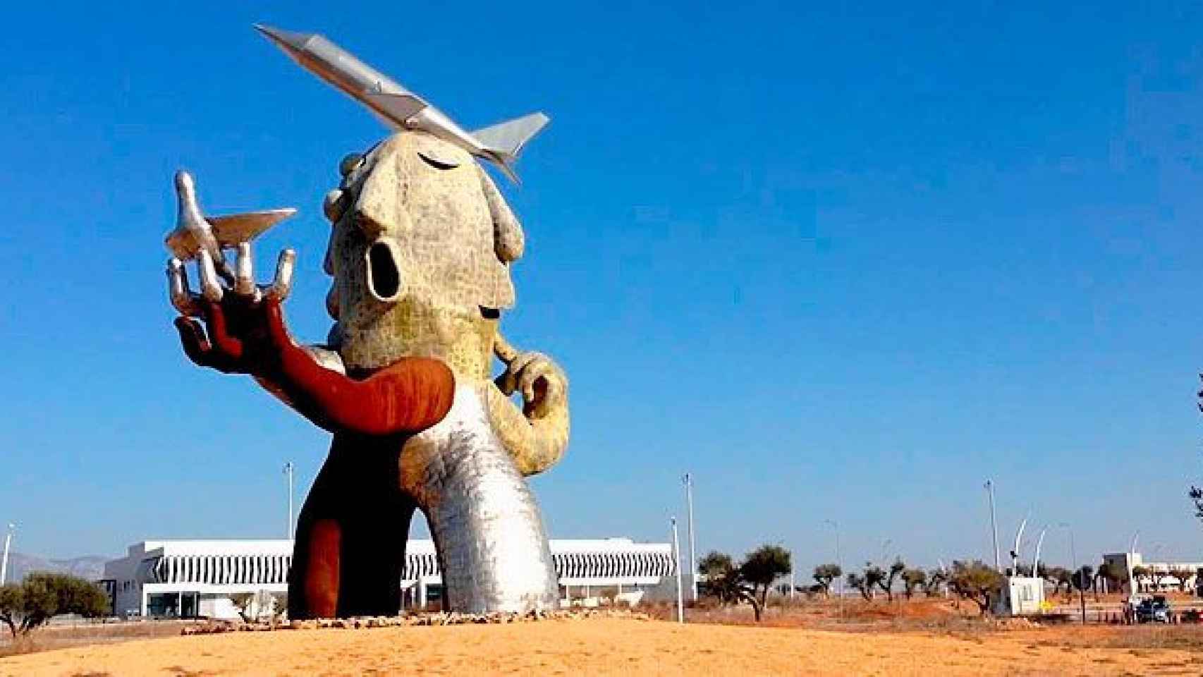 La estatua diseñada por el artista Juan Ripollés, situada en el Aeropuerto de Castellón / CG