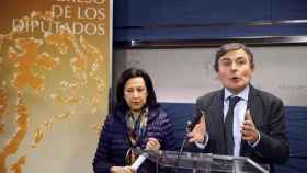 El portavoz de Economía del PSOE, Pedro Saura (d), junto a la diputada socialista Margarita Robles (i) / EFE