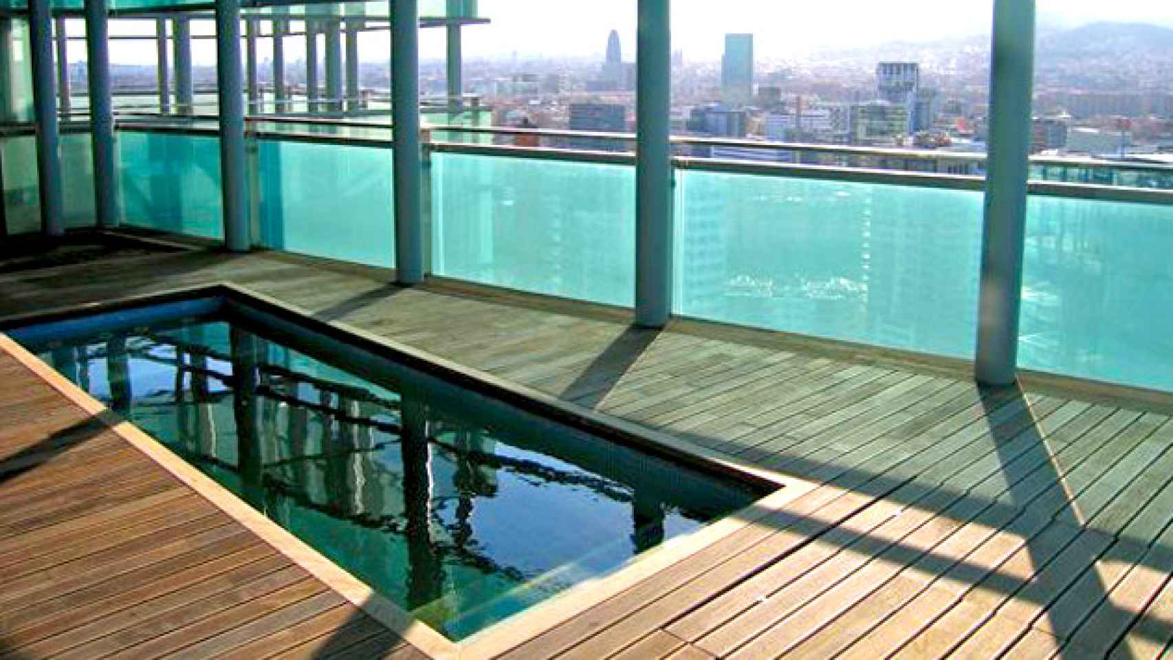 Duplex con piscina privada en la Illa del Mar en Barcelona / CG
