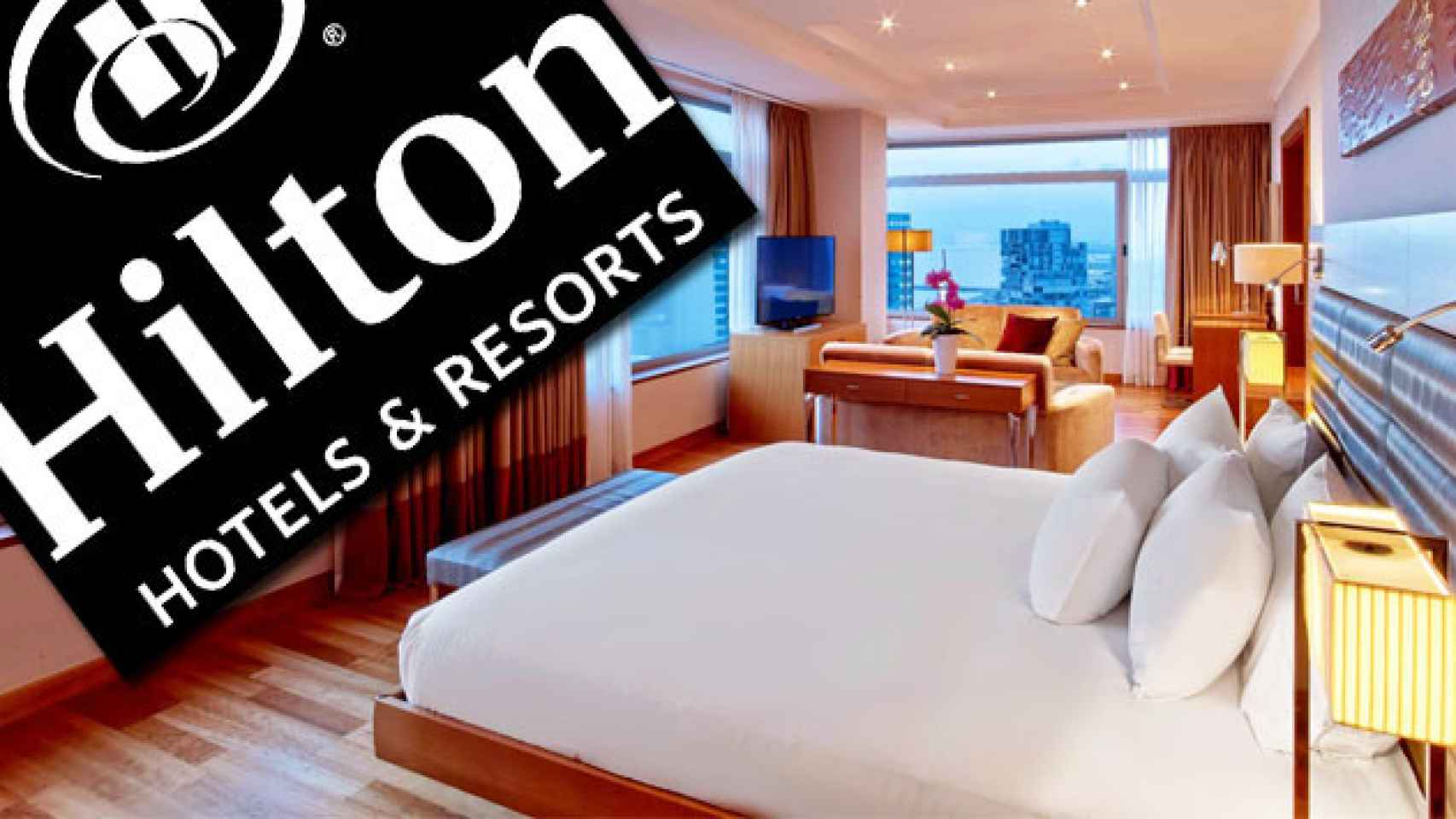 Una habitación del hotel Hilton Diagonal Mar de Barcelona y el logo de la cadena / CG