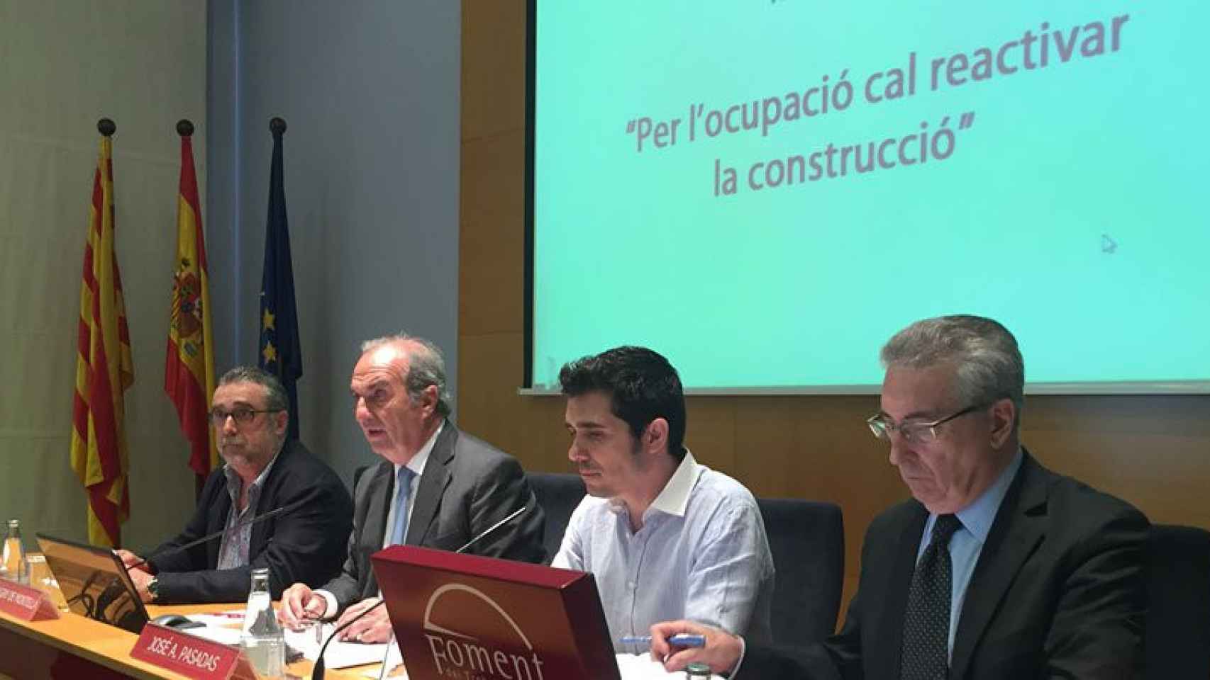 Los firmantes del manifiesto: José Cachinero (CCOO), Joaquim Gay de Montellà (Foment), José Antonio Pasadas (UGT) y Joaquim Llansó (Foment).
