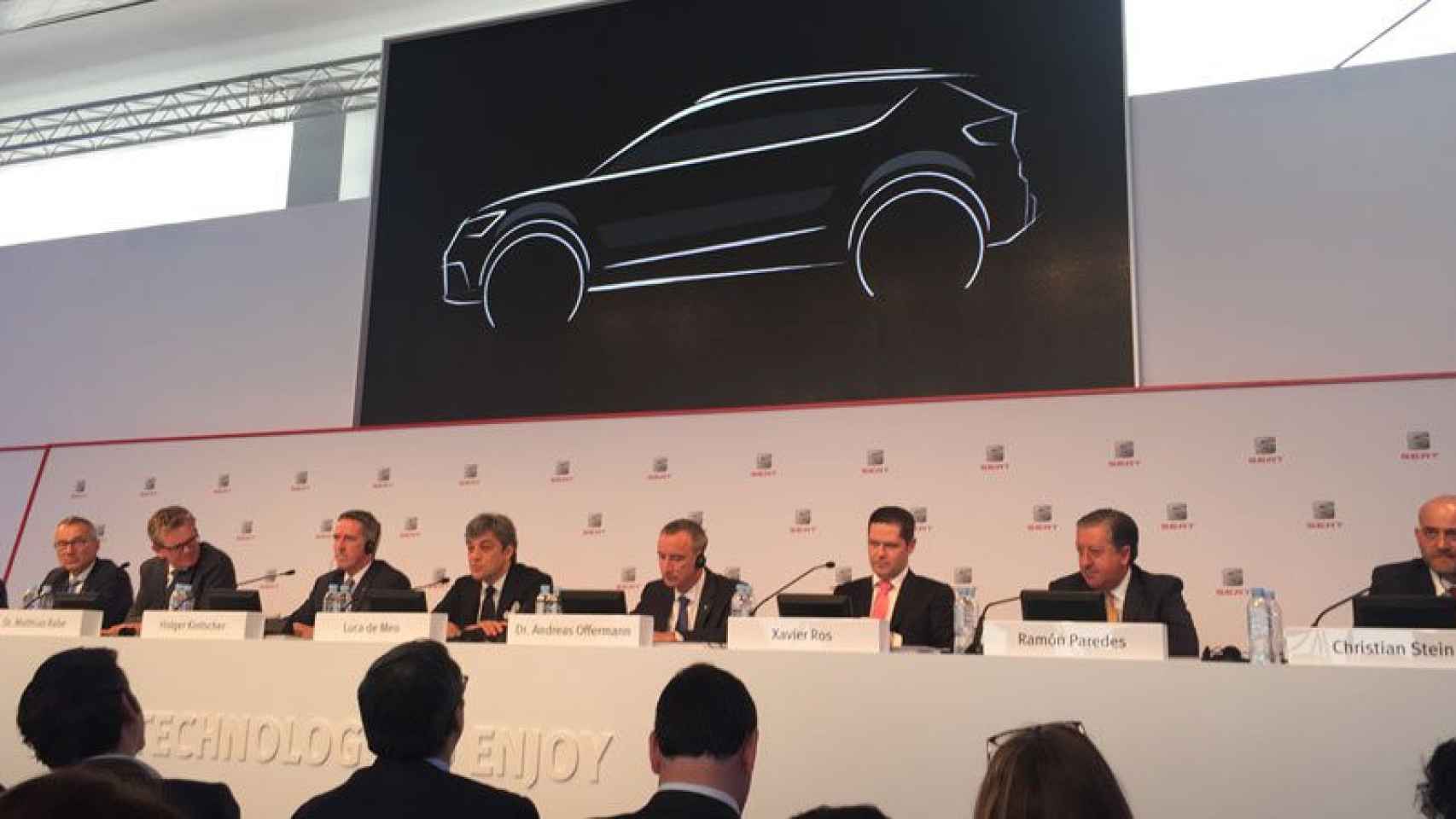 Luca de Meo (centro), presidente de Seat, y el resto del consejo de administración presentan el concepto del nuevo SUV 'crossroad' de la compañía.