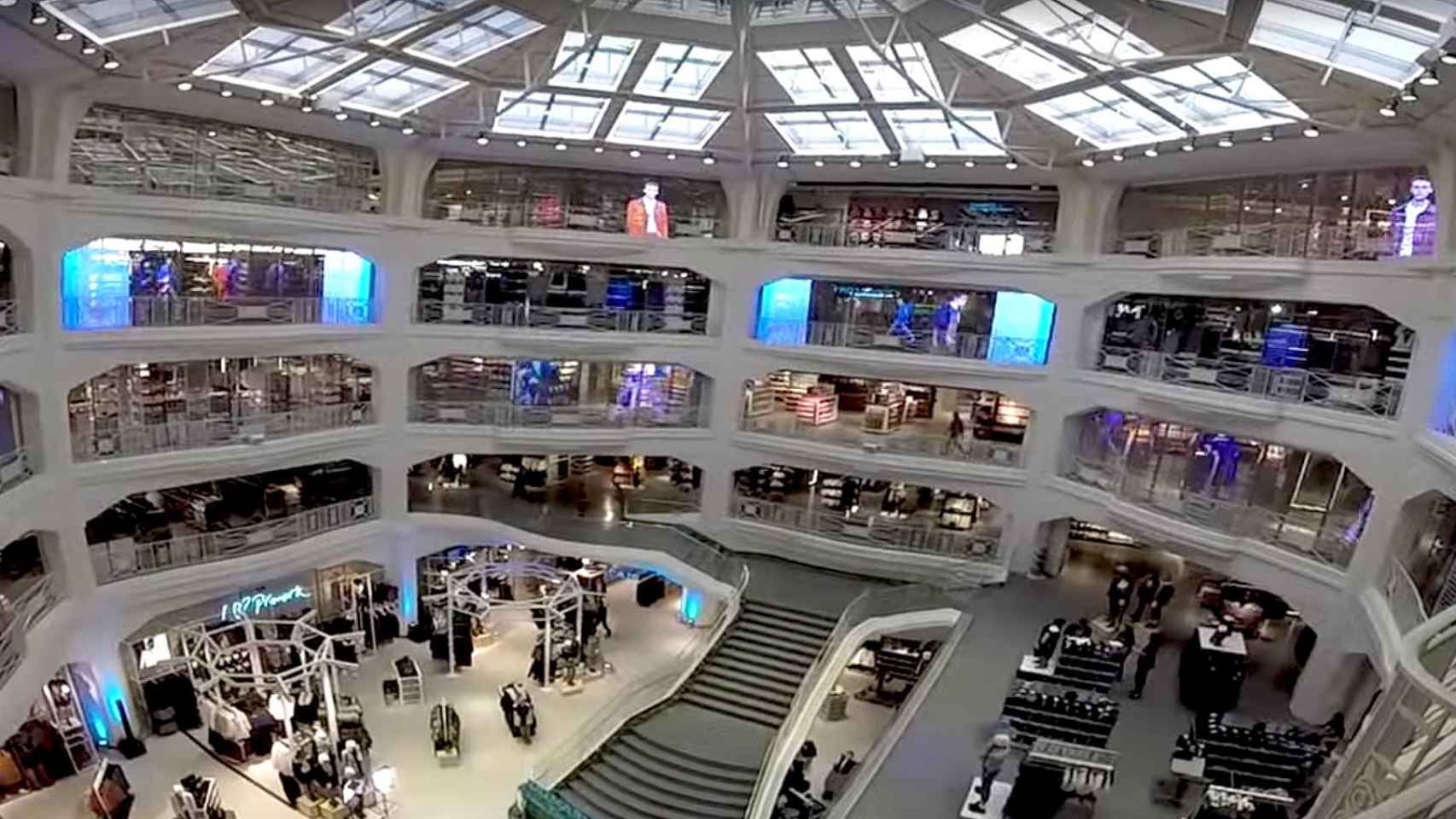 Interior de la mayor tienda de Primark en España en la Gran Vía de Madrid