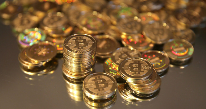 Bitcoins encima de una mesa