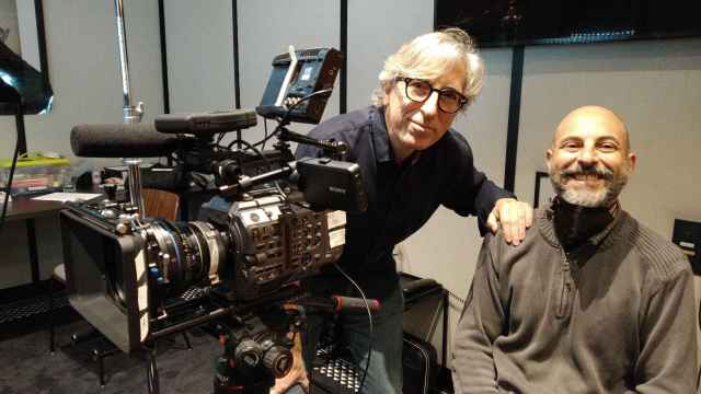 El director David Trueba en el rodaje de 'La sagrada familia' / HBOMax
