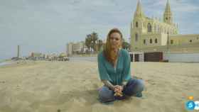 Rocío Carrasco sentada en la playa / MEDIASET