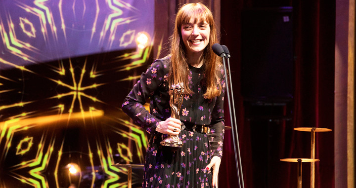Elena Trapé, recogiendo el Premio a la Mejor Película durante los XI Premios Gaudí / EFE