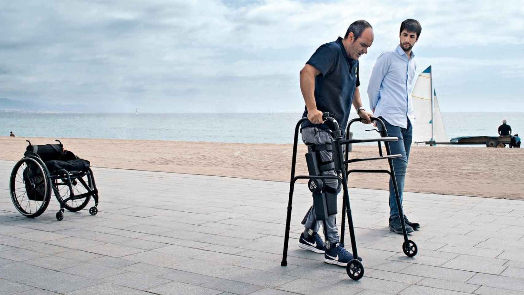 Un hombre andando con el exoesqueleto de la startup Able Human Motion / KIM MANRESA