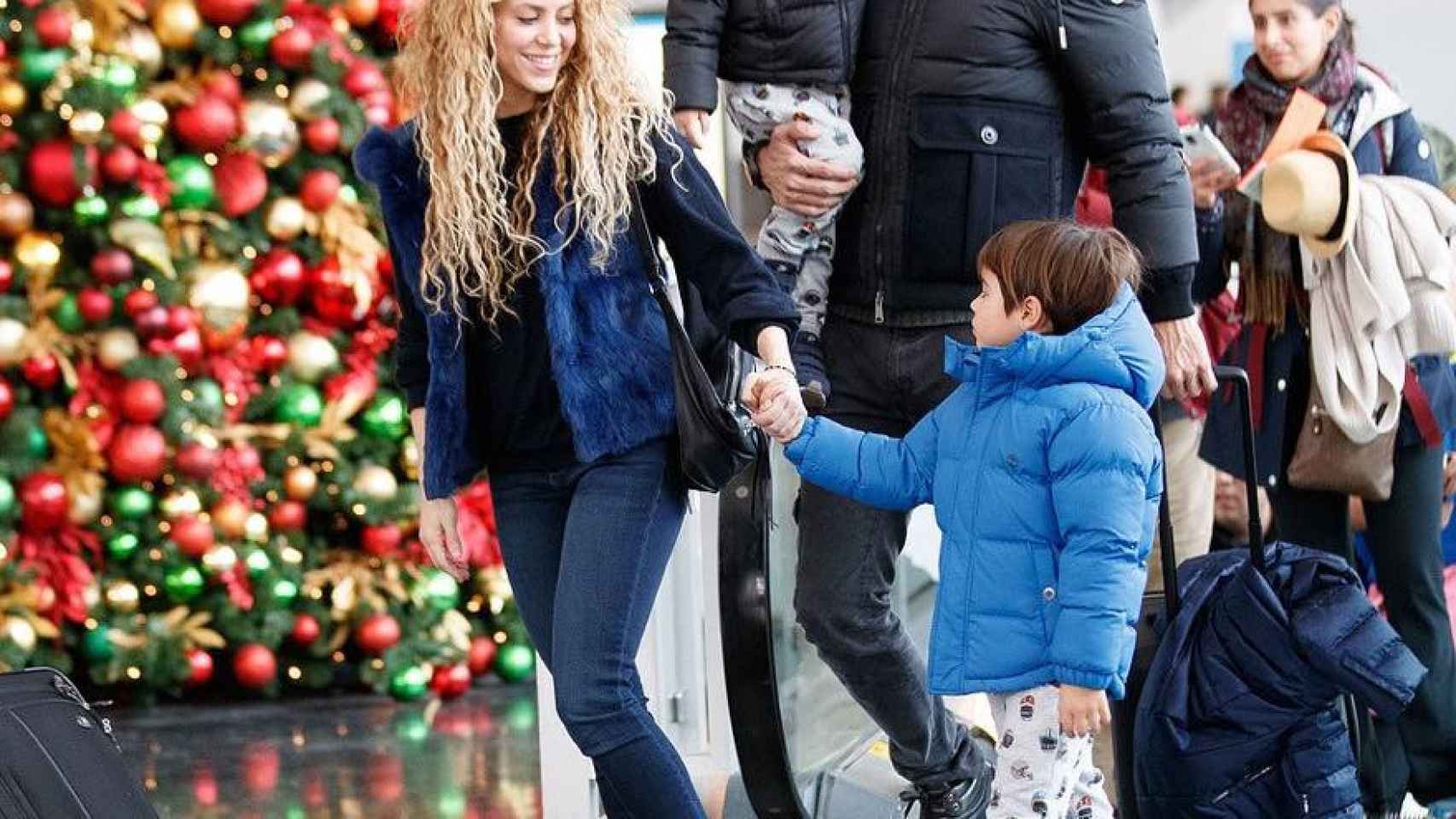 Piqué y Shakira a su llegada a Nueva York para pasar las Navidades / TWITTER
