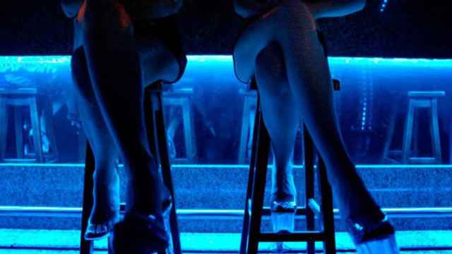 Dos prostitutas, sentadas en la barra de un club de alterne / EFE