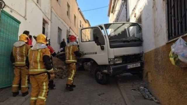 Rescatan un camión empotrado que impedía a una familia salir de su casa