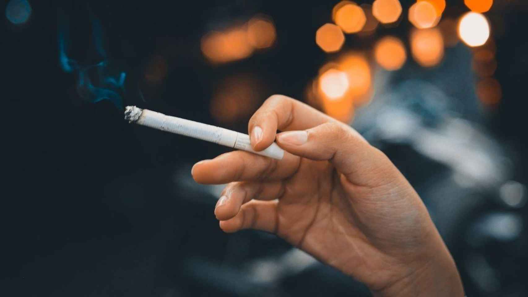 Imagen de archivo de una persona fumando un cigarrillo / EP