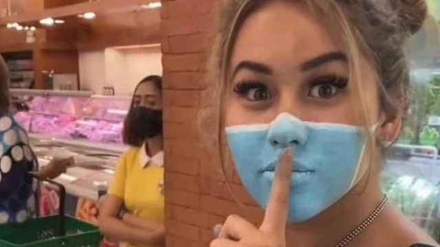 El vídeo de los 'youtubers' Josh Paler Lin y Leia Se con una mascarilla pintada / TWITTER