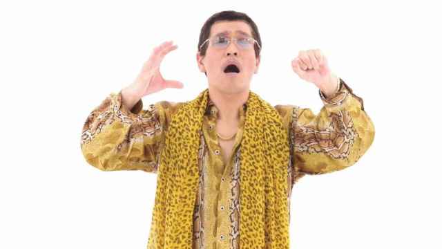 Pikotaro en el videoclip de 'Pen Pineapple Apple Pen' / YOUTUBE