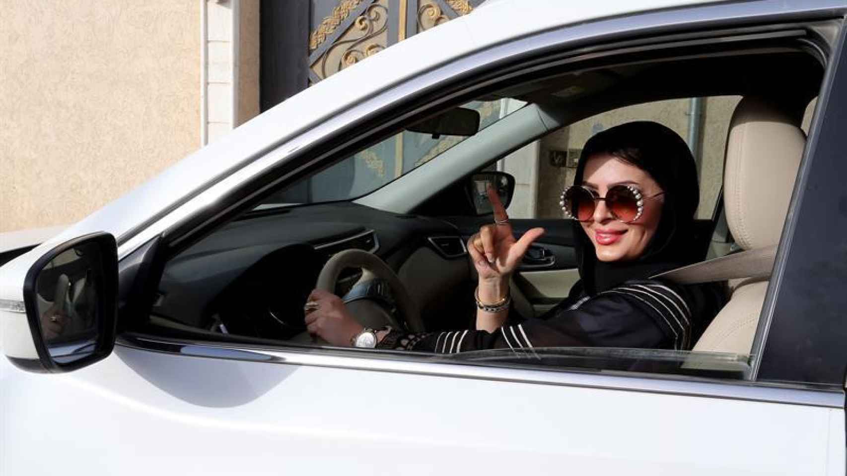 Las saudíes salen al volante para conmemorar el fin de la prohibición para conducir
