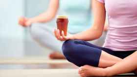El beer-yoga combina la meditación con la bebida de cerveza