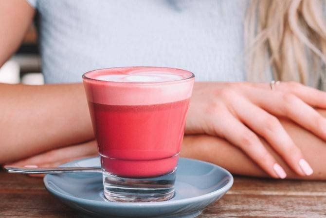 Pink Latte, otra bebida de moda/ Maddi Bazzocco en UNSPLASH