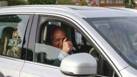 El rey Juan Carlos en coche / EFE