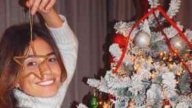 Coral Simanovich decora el árbol de Navidad / INSTAGRAM