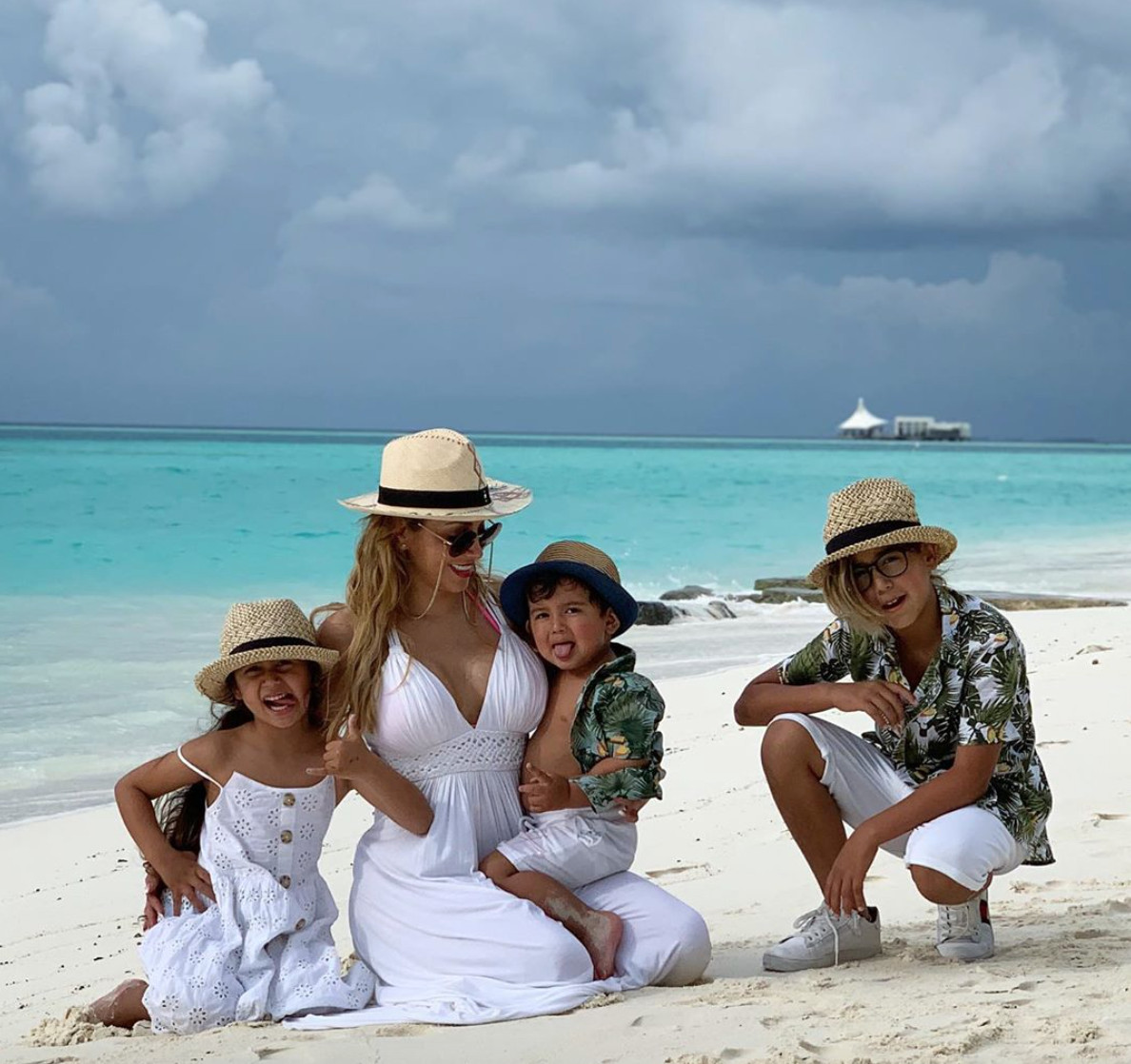 María Teresa Matus con sus hijos en las Maldivas