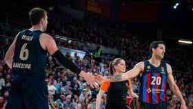 Vesely y Laprovíttola se saludan durante el triunfo del Barça de basket contra el Alba Berlín / FCB
