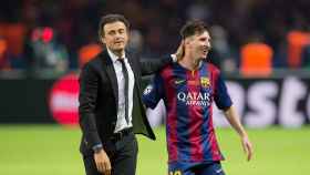 Luis Enrique, saludando a Messi en su etapa en el Barça | EFE