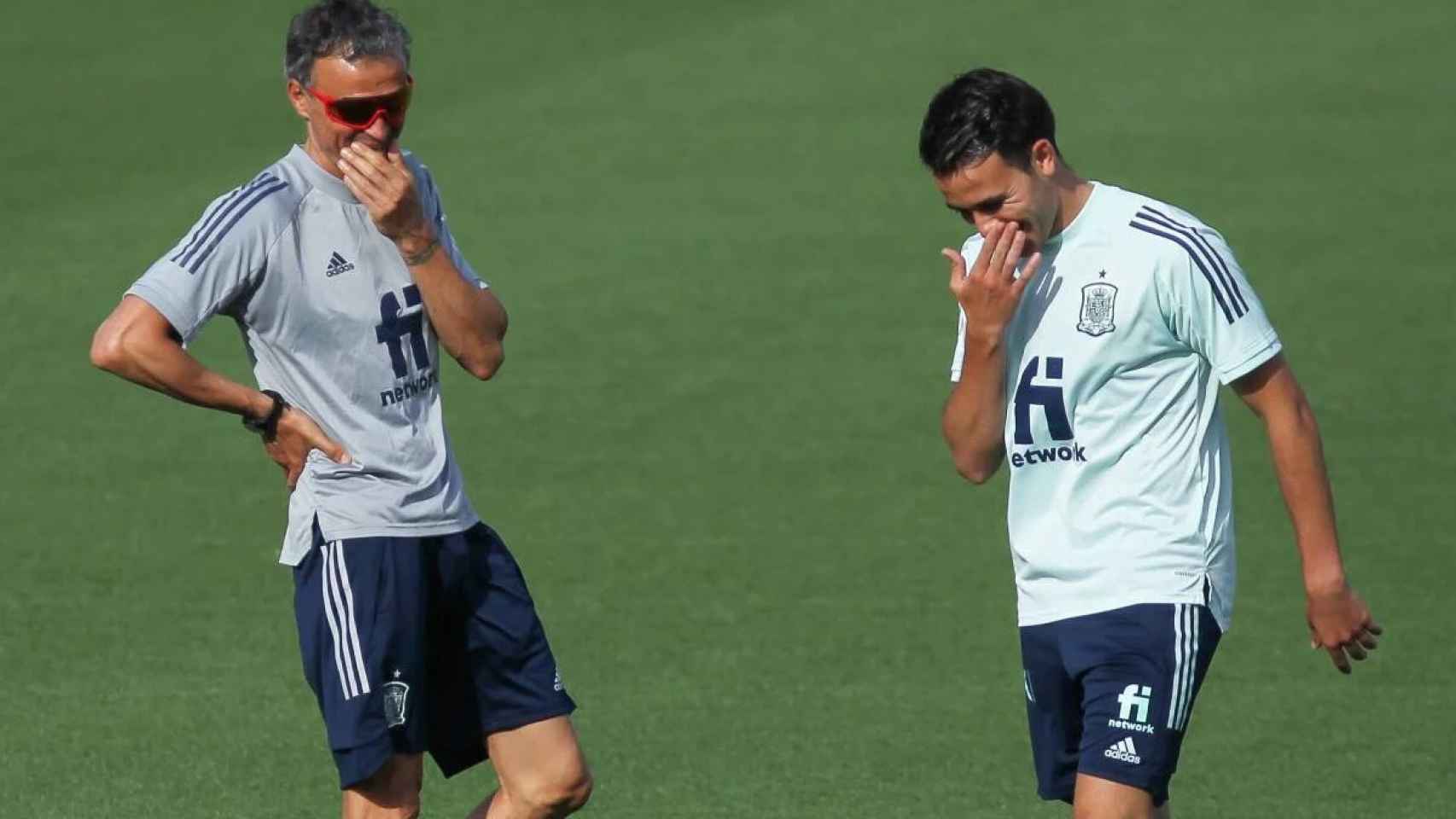 Luis Enrique y Eric García, en un entrenamiento de la selección española / EFE