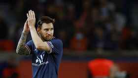 Messi agradeciendo el apoyo del Parc des Princes / EFE