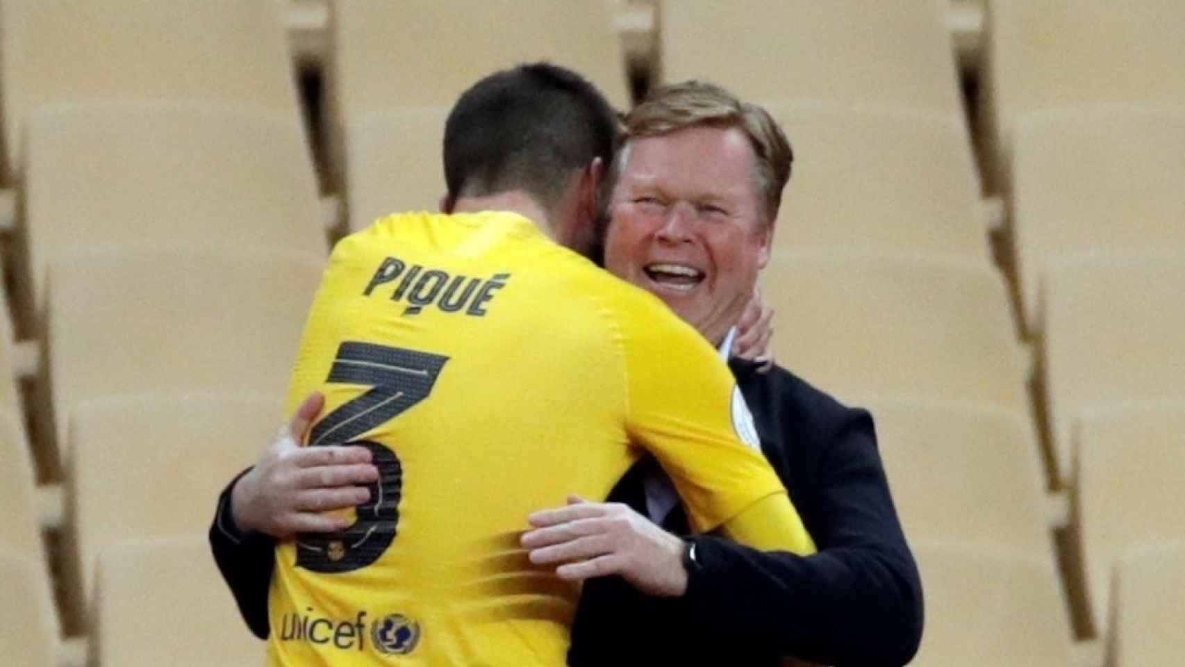Piqué abraza a Koeman en la final de la Copa del Rey / EFE