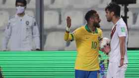 Neymar discutiendo con Zambrano en el Perú-Brasil / Redes