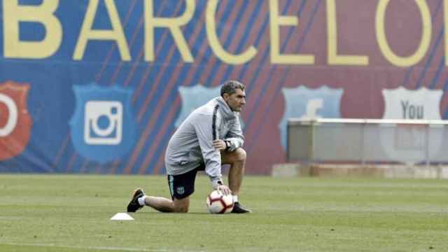 Una foto de Ernesto Valverde durante un entrenamiento del Barça / FCB