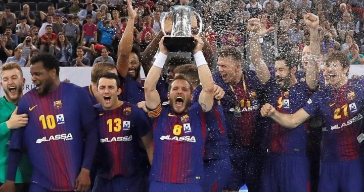 Víctor Tomàs levanta la Copa del Rey que logró el FC Barcelona el año 2018 / EFE